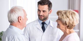 Arzt im Gepräch mit Patienten