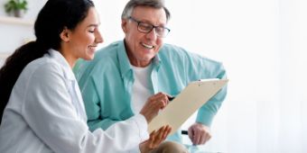 Ärztin im Patientengespräch