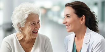 Ärztin im Gespräch mit Patientin