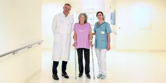 Professor Renkawitz mit Patientin und Physiotherapeutin