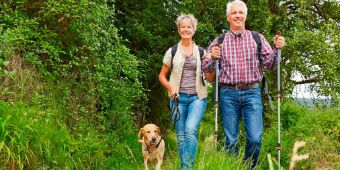 Paar mit Hund beim Wandern