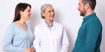 Ärztin im Gespräch mit Patienten