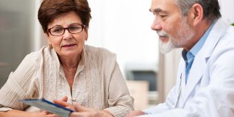 Patientin und Arzt im Gespräch