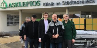 Betten für die Ukraine: Dr. Josef Ziegler (2. v.re.) und Helfer von „Aktion Tschernobyl Pfreimd e.V.“ mit Thomas Greising (re. Asklepios Haustechnik) und Geschäftsführer Felix Rauschek (3. v. li.)