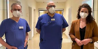 Chefarzt Christoph Haase, Oberarzt Tim Joseph de Souza und Klinik-Geschäftsführerin Jana Humrich. 