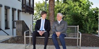 Krankenhaus-Förderverein spendet fünf Sitzbänke
