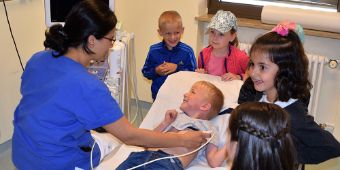 Dr. Yasmin Qamer zeigt den Kindern, wie Ultraschall funktioniert.