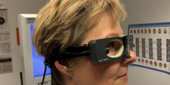 Leitende Oberärztin Paula Loibl führt die Schwindelbrille vor. 