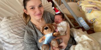 Das Foto zeigt die 25 Jahre alte Mutter Marina Rusta und ihr Weihnachtsbaby Konstantinos 