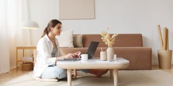 Bild: Frau vor Laptop