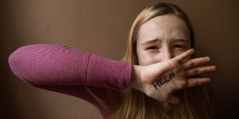 Bild: Frau mit Hand - Help