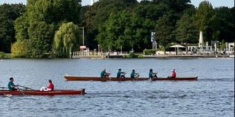 Bild: Zwei Ruderboote auf der Alster mit dem Fernsehturm im Hintergrund
