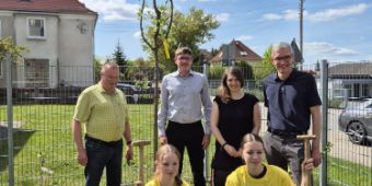 Schule und Klinik pflanzen gemeinsam Kirschbäume