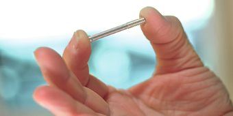 Schraube der Firma Syntellix