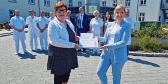 20230612_Uebergabe Foerdermittelbescheid Petra Grimm-Benne an Hannah Gilles1