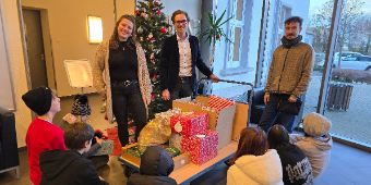 Übergabe_Geschenke_AWO