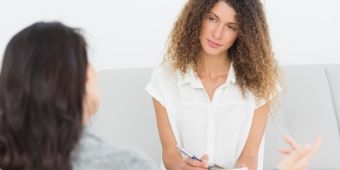 Bild:Psychologin mit Patientin im Gespräch