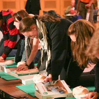 junge Menschen üben Wiederbelebung