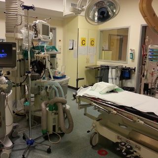 Beatmungsmaschine, Behandlungsliege, Ultraschallgerät