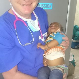 Bild: Jürgen Jäckle mit kleinem Patient
