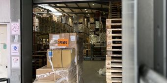 An zwei Stellen in Hamburg wurden die von den Hamburger Asklepios Kliniken gespendeten Produkte verladen: So machten sich sowohl Apothekenprodukte wie auch weiteres medizinisches Material auf die Reise 