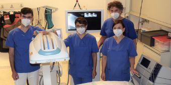 Dr. Josef Zäch (2. von rechts) und sein Endoskopie-Team mit dem neuen C-Bogen. 