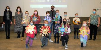 5. Klassen des Burglengenfelder Gymnasiums bastelten bunte Sterne