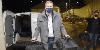 Ein Bürgermeister als Pizzabote. 