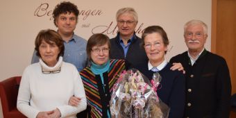 Anita Rickl, Dr. Josef Zäch, Dorothea Gebauer, Dr. Albert Pronath, Helga Althammer, Dr. Franz Josef Riedhammer. Zum Abschied gab es Blumen für die scheidende Vorsitzende.