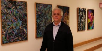 Richard Jähner vor seinen Bildern
