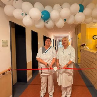 Eröffneten die neue Geriatrie-Abteilung, indem sie symbolisch ein Band durchschnitten: Chefärztin Olga Magdea (rechts) und Stationsleitung Elke Liebe 